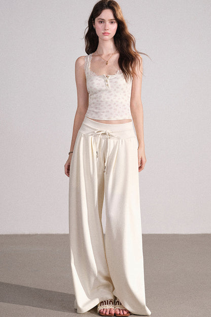 Completo con cardigan smanicato e pantaloni eleganti