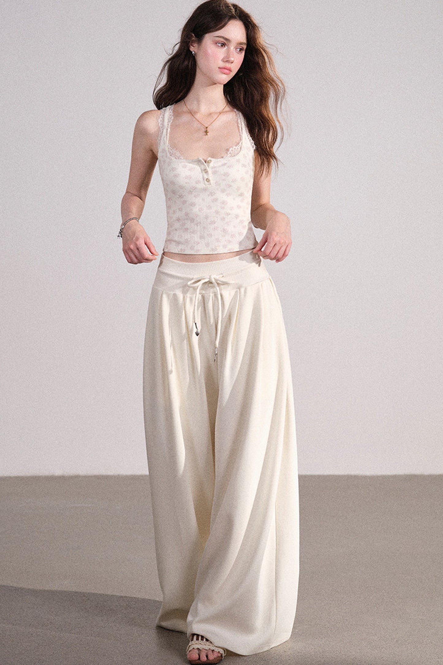 Completo con cardigan smanicato e pantaloni eleganti
