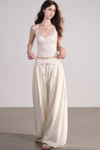Completo con cardigan smanicato e pantaloni eleganti