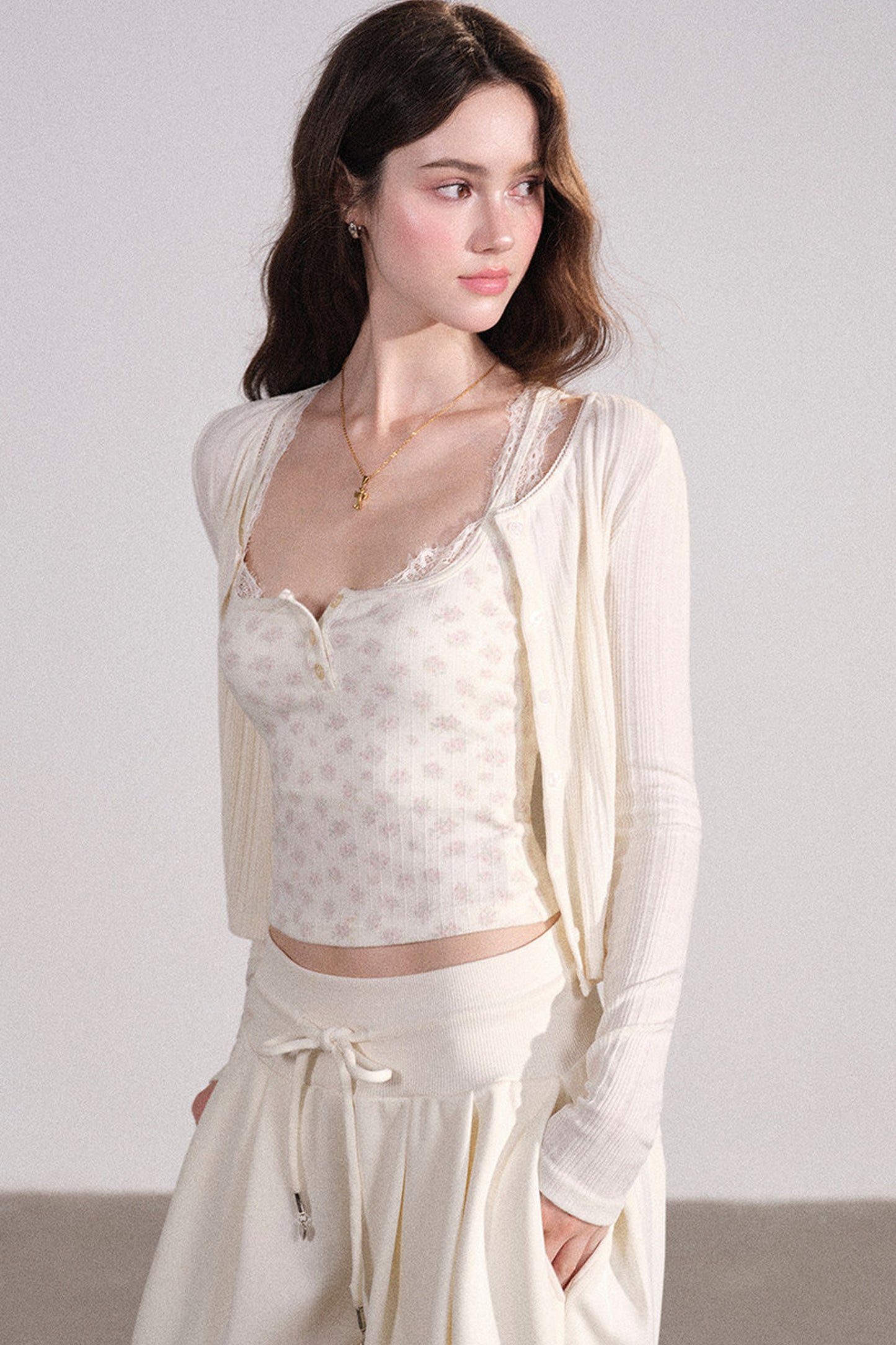 Completo con cardigan smanicato e pantaloni eleganti