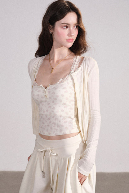 Completo con cardigan smanicato e pantaloni eleganti