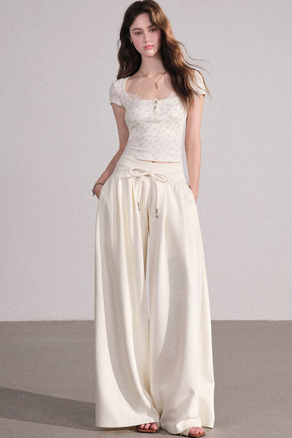 Completo con cardigan smanicato e pantaloni eleganti