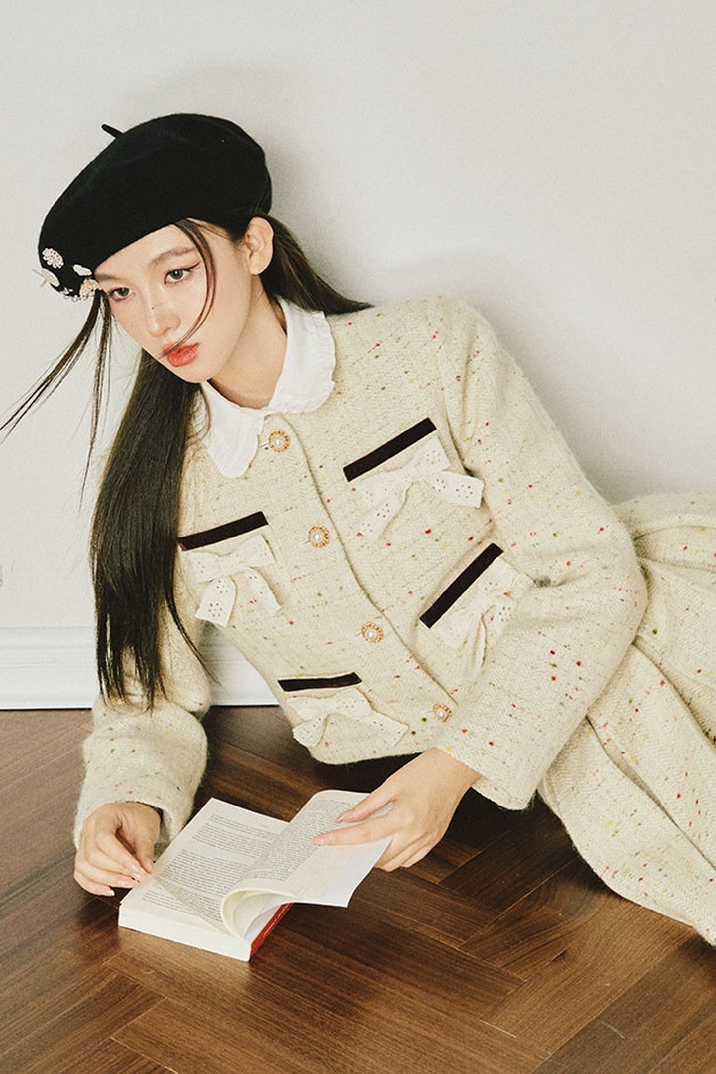 Completo con giacca in tweed di lana e gonna plissettata