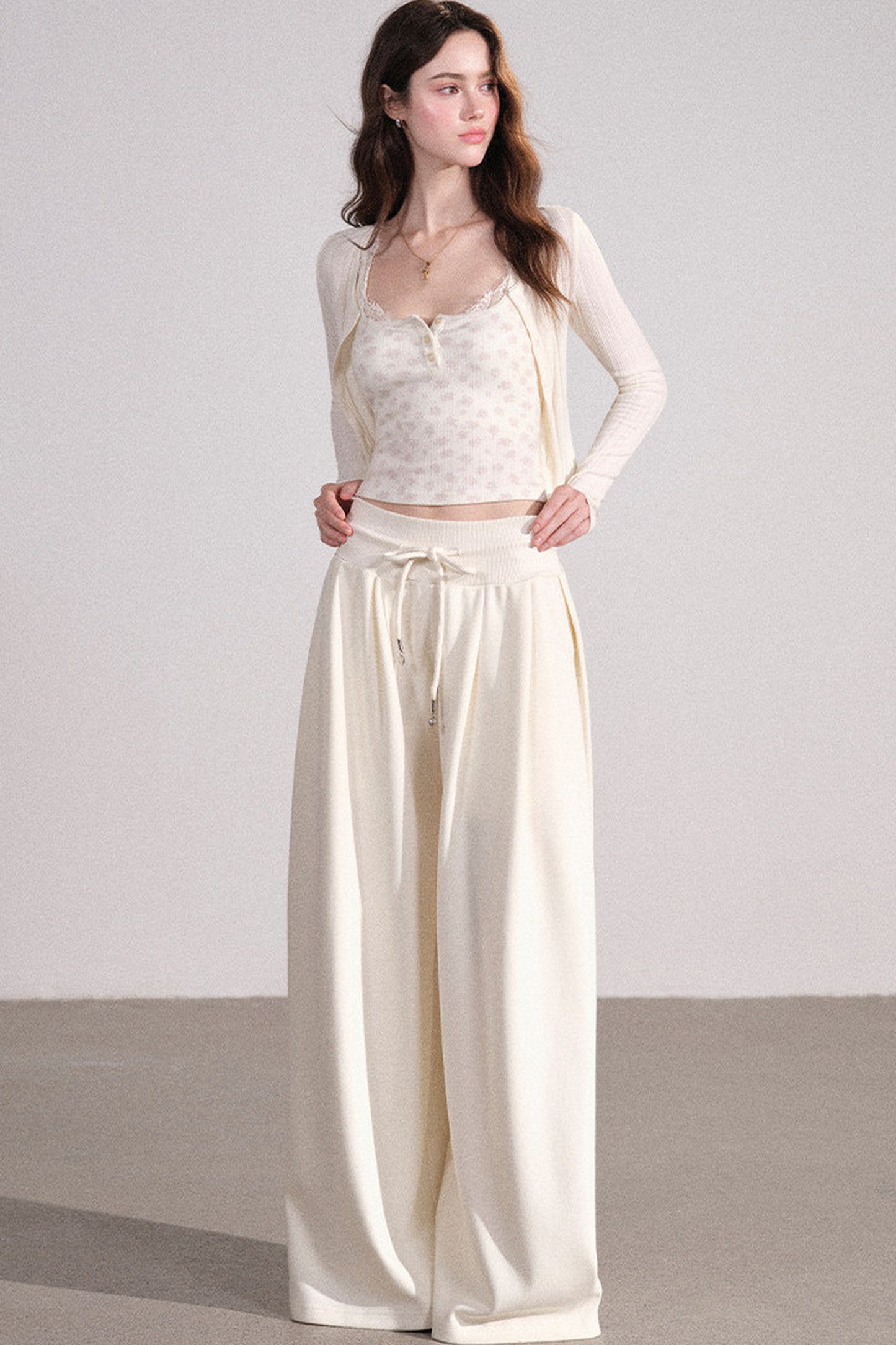 Completo con cardigan smanicato e pantaloni eleganti