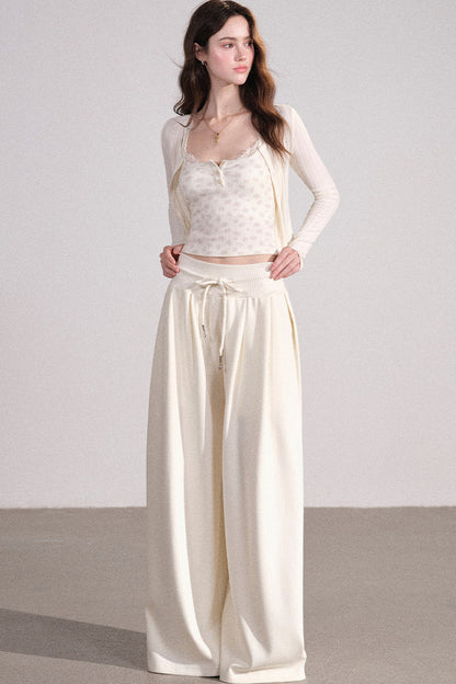 Completo con cardigan smanicato e pantaloni eleganti
