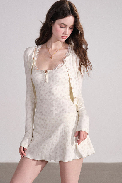 Completo con cardigan smanicato e pantaloni eleganti