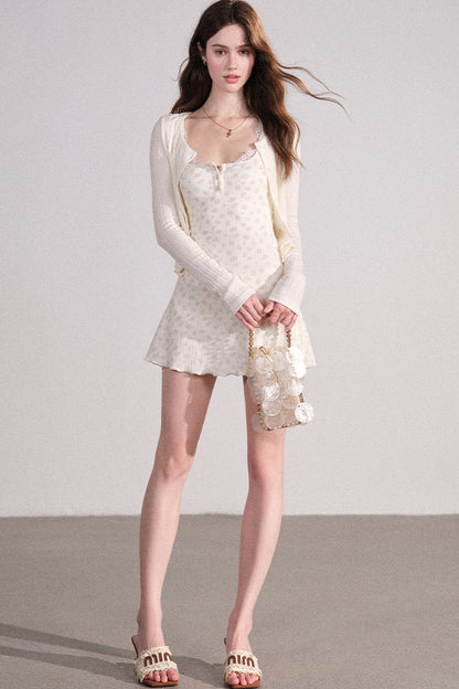 Completo con cardigan smanicato e pantaloni eleganti