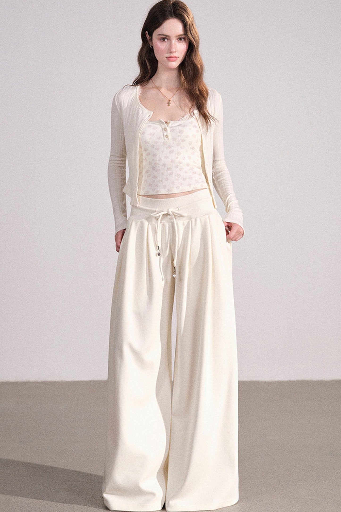 Completo con cardigan smanicato e pantaloni eleganti