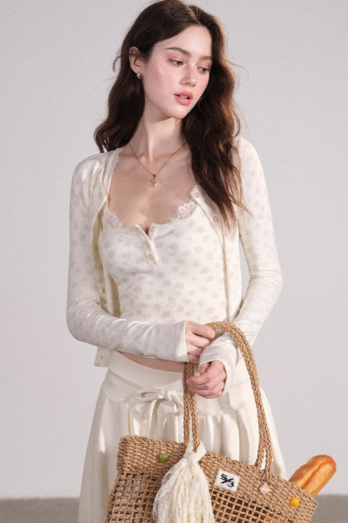 Completo con cardigan smanicato e pantaloni eleganti