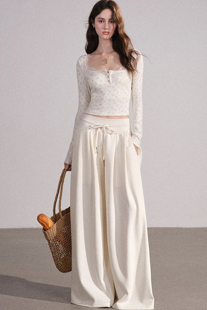 Completo con cardigan smanicato e pantaloni eleganti