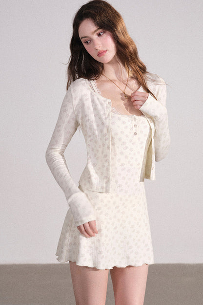 Completo con cardigan smanicato e pantaloni eleganti