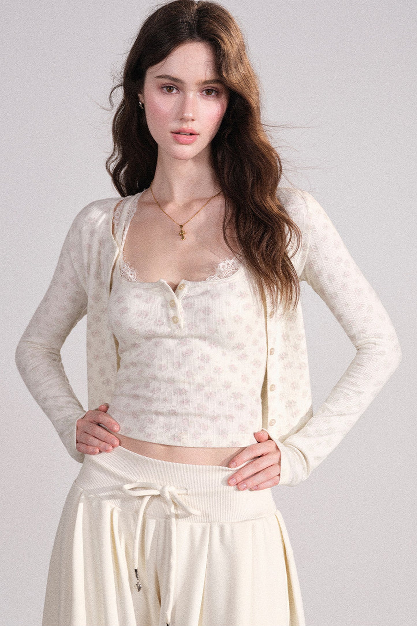 Completo con cardigan smanicato e pantaloni eleganti