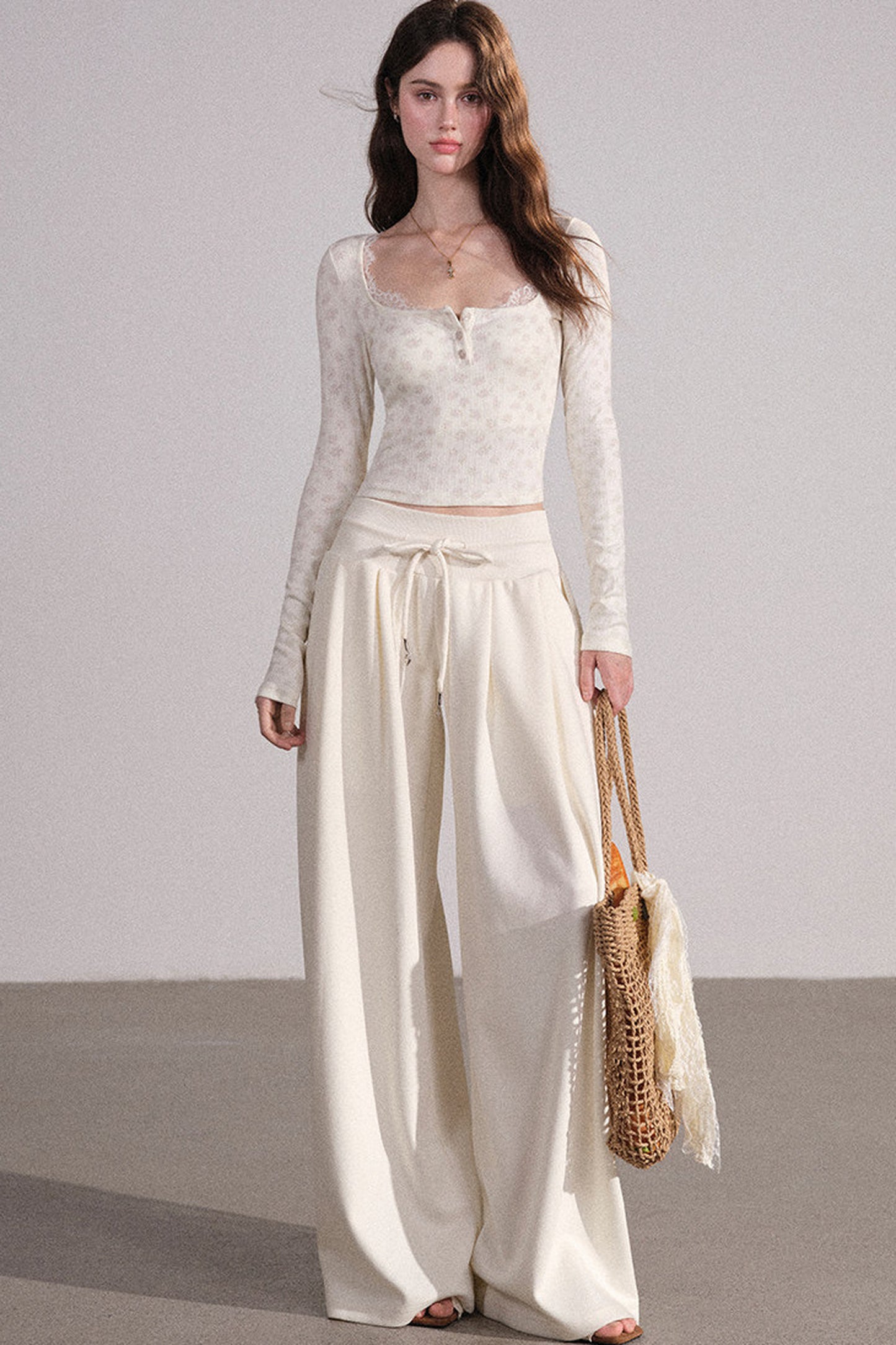 Completo con cardigan smanicato e pantaloni eleganti