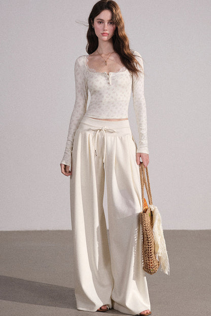 Completo con cardigan smanicato e pantaloni eleganti