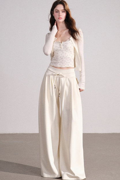 Completo con cardigan smanicato e pantaloni eleganti