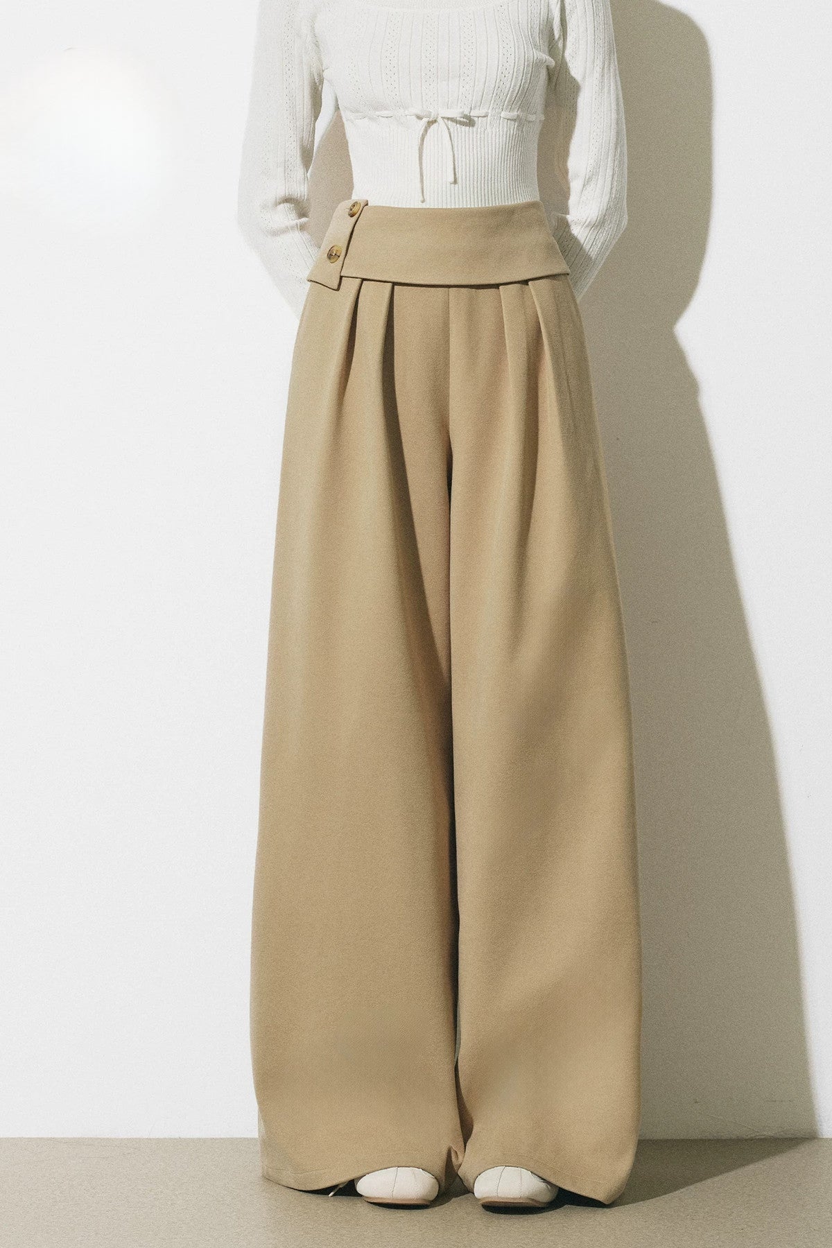 Dünne Wollhose mit asymmetrischem Bund und weitem Bein