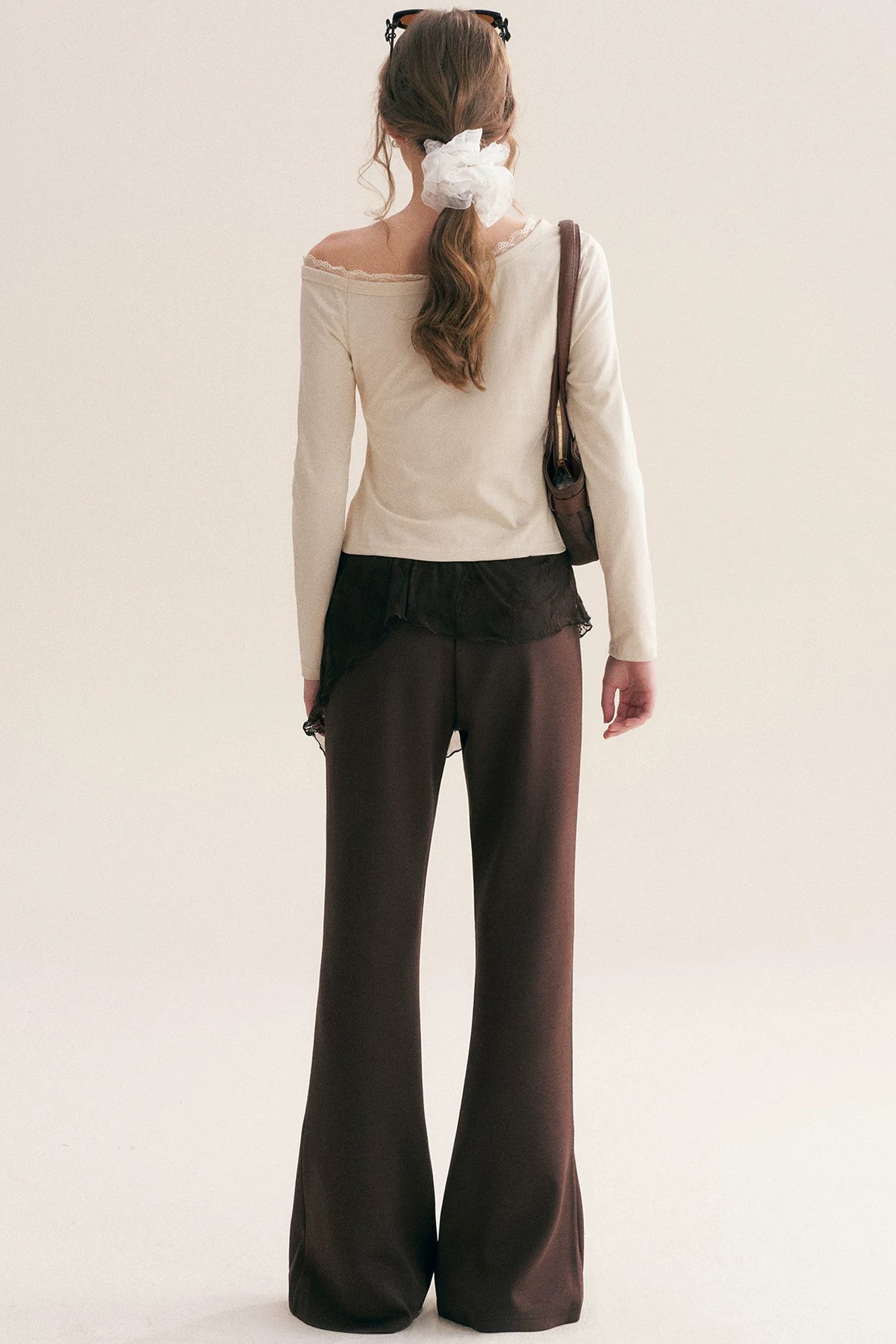 Pantalon évasé teint sur mesure avec jupe superposée en dentelle irrégulière