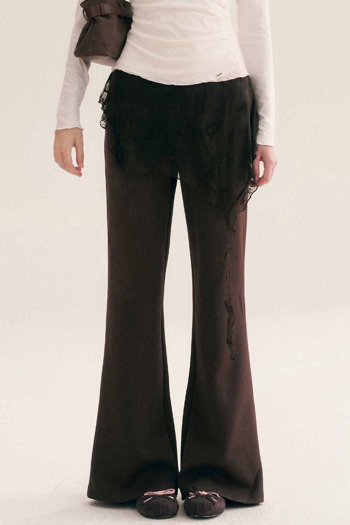 Pantalon évasé teint sur mesure avec jupe superposée en dentelle irrégulière