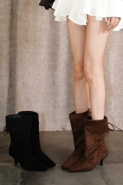 Faltbare, spitz zulaufende Stiefel mit Absatz und gerafftem Schaft