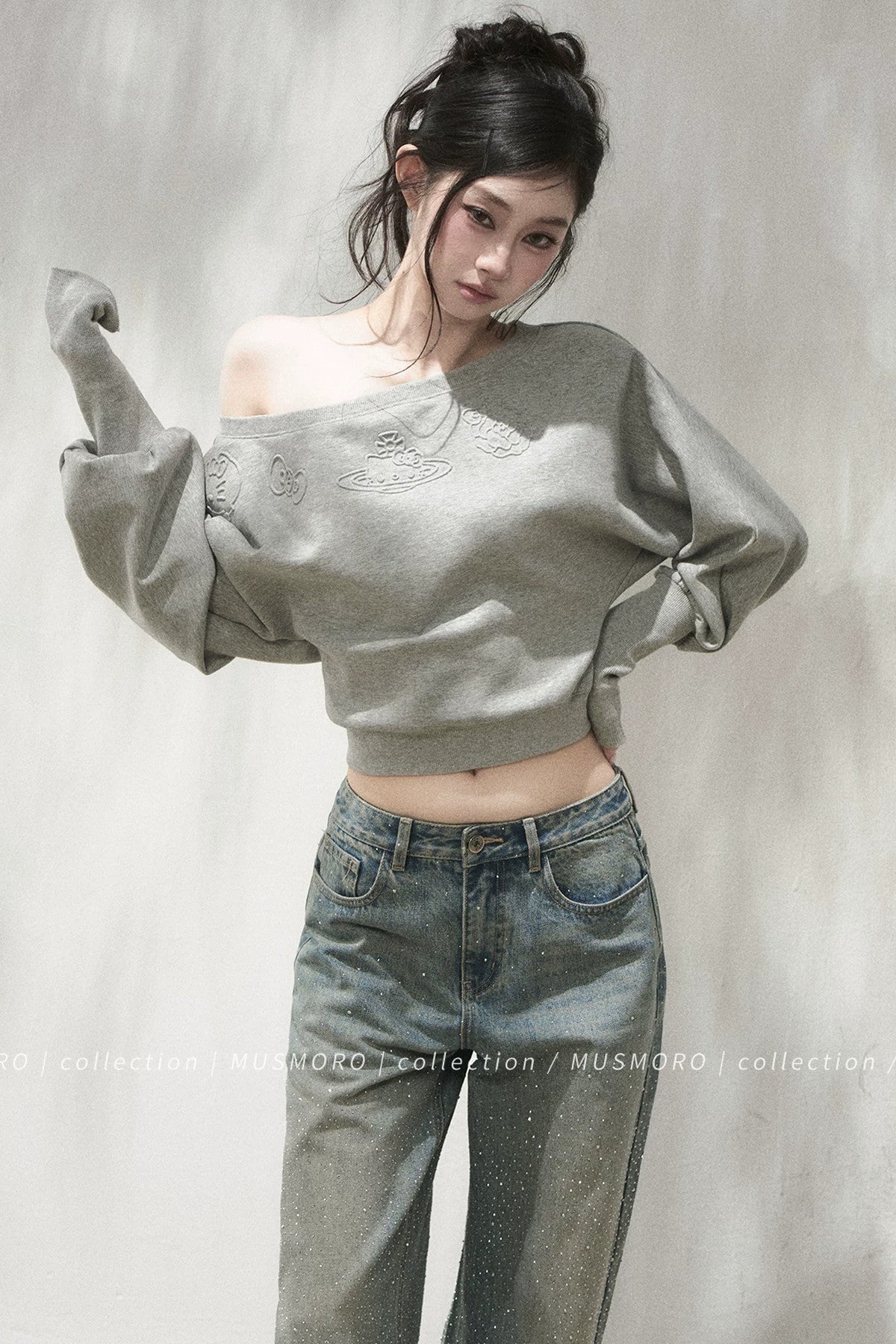 Geprägtes schulterfreies Crop-Sweatshirt mit Katze