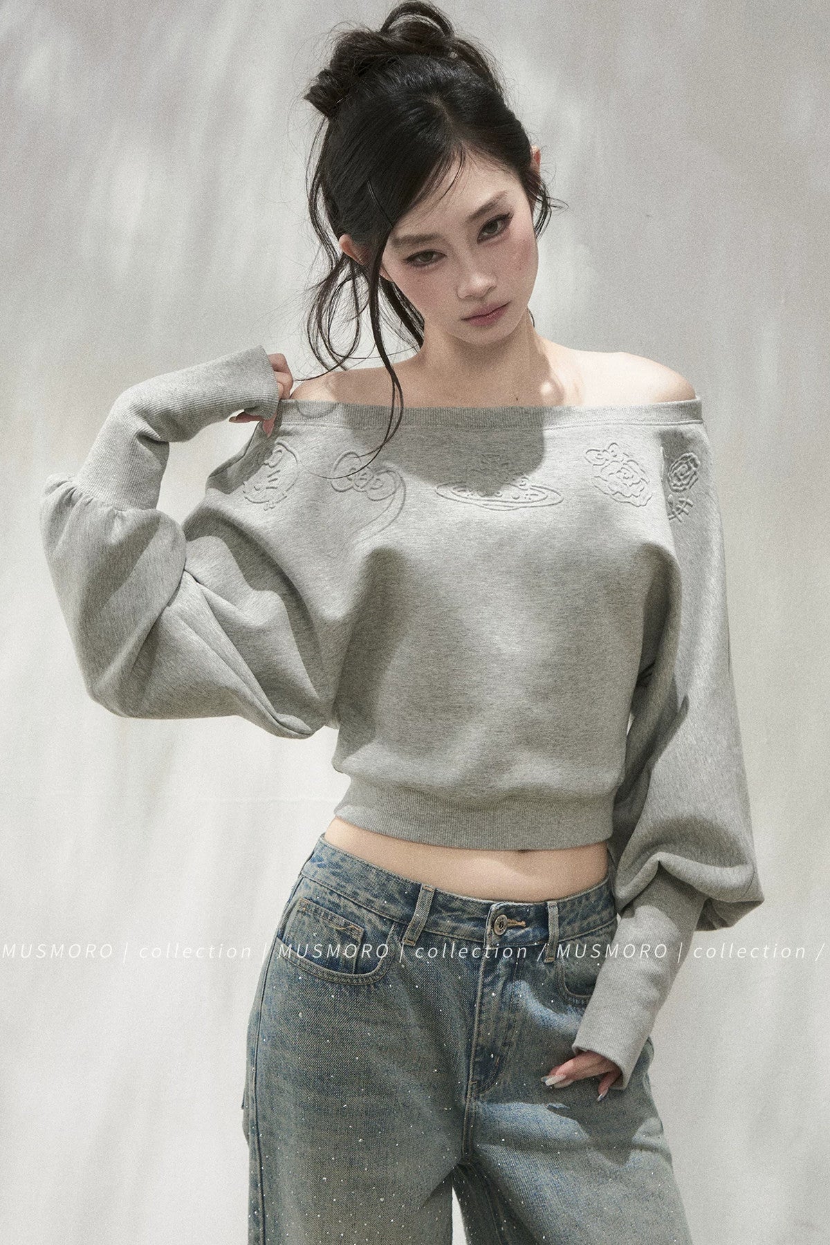 Geprägtes schulterfreies Crop-Sweatshirt mit Katze