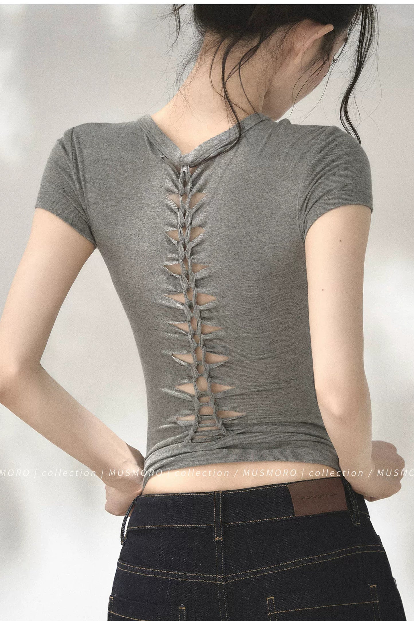 Kurzärmelige Bluse mit gedrehtem Rücken