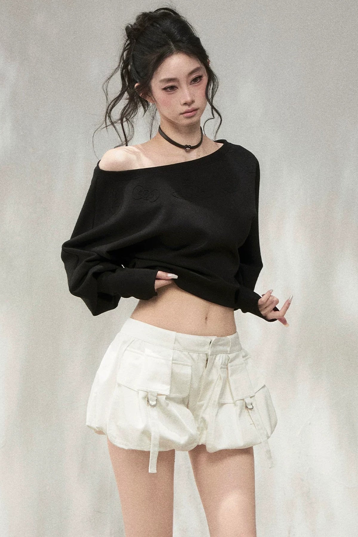 Geprägtes schulterfreies Crop-Sweatshirt mit Katze