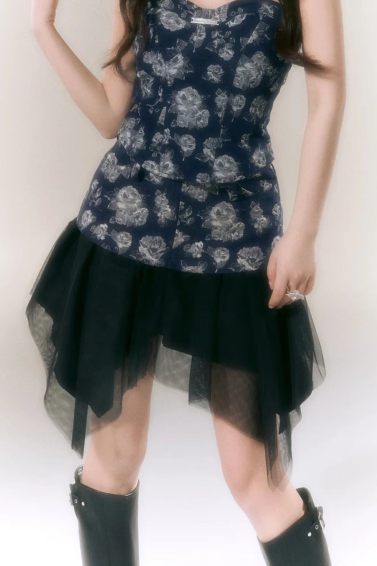 Completo Rose con top a fascia in denim e gonna a mezza lunghezza in garza