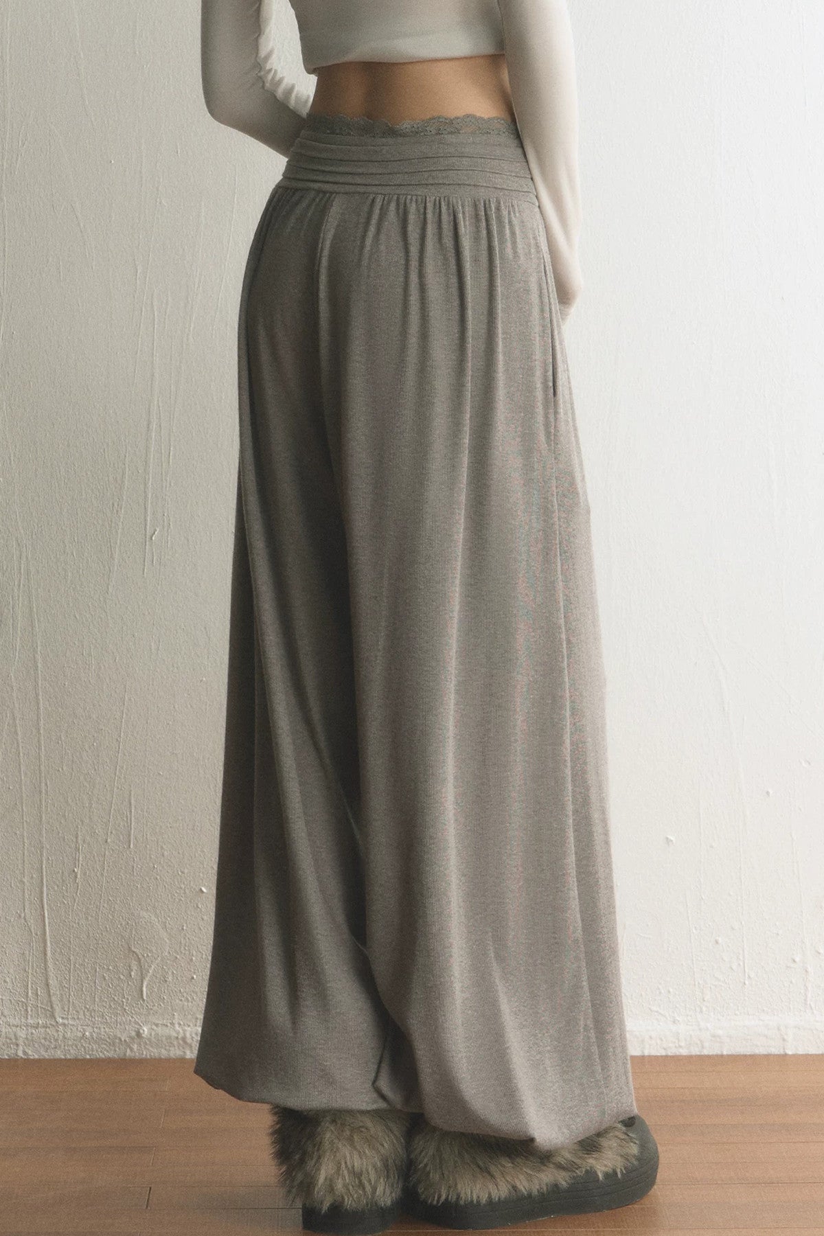 High-Waist-Hose mit weitem Bein und Spitzenbesatz