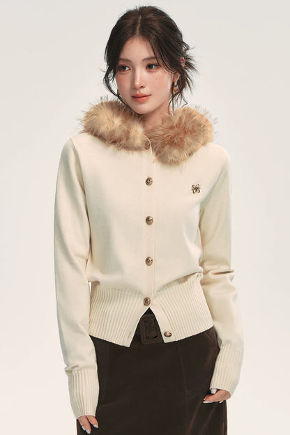 Strickjacke mit abnehmbarem Fellkragen und Stickerei