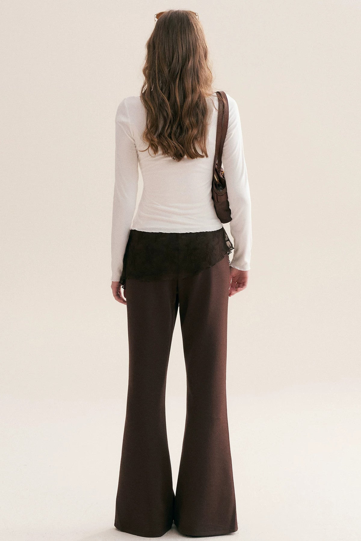 Pantalon évasé teint sur mesure avec jupe superposée en dentelle irrégulière