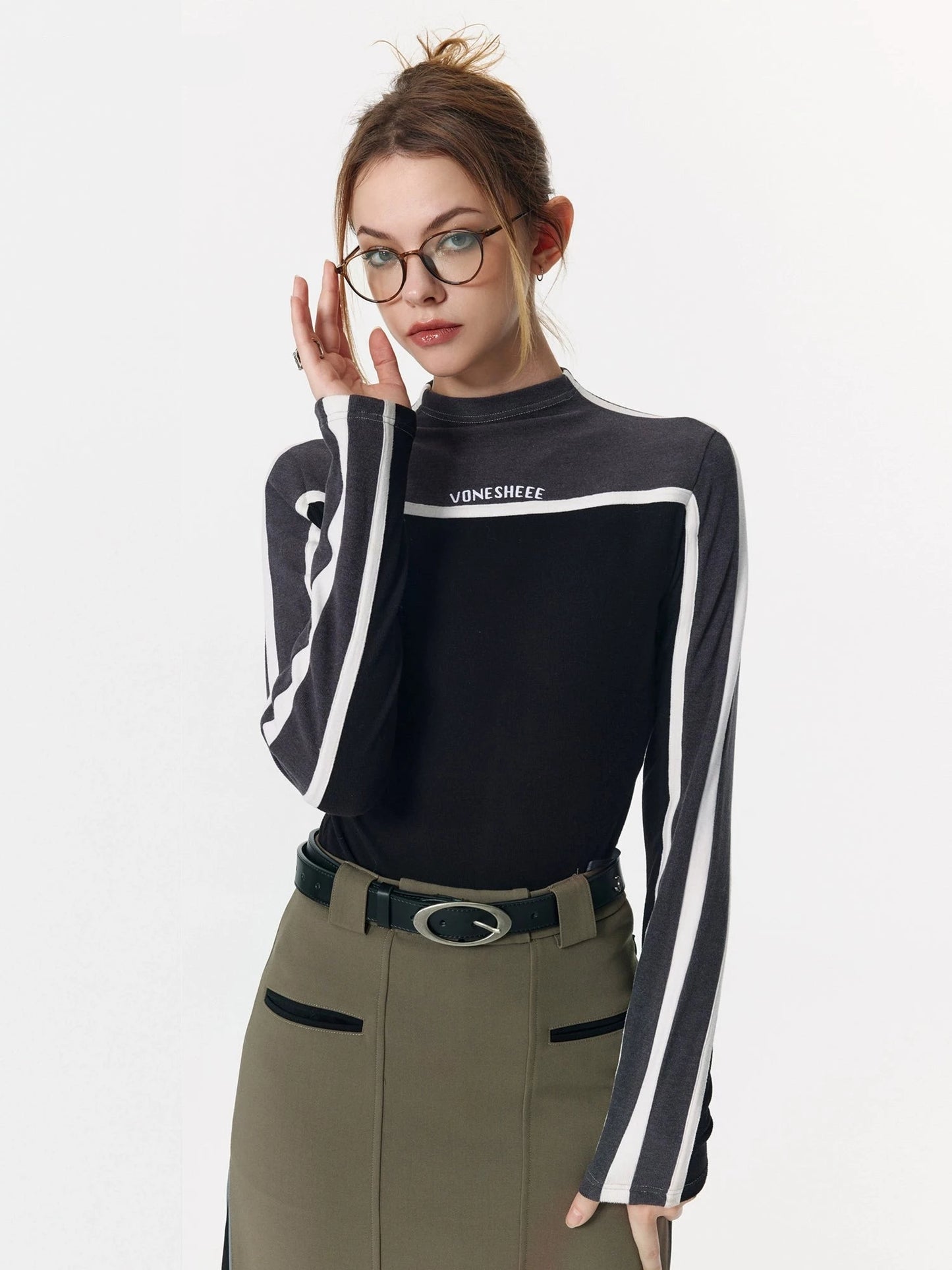 Elastic turtleneck T-shirt