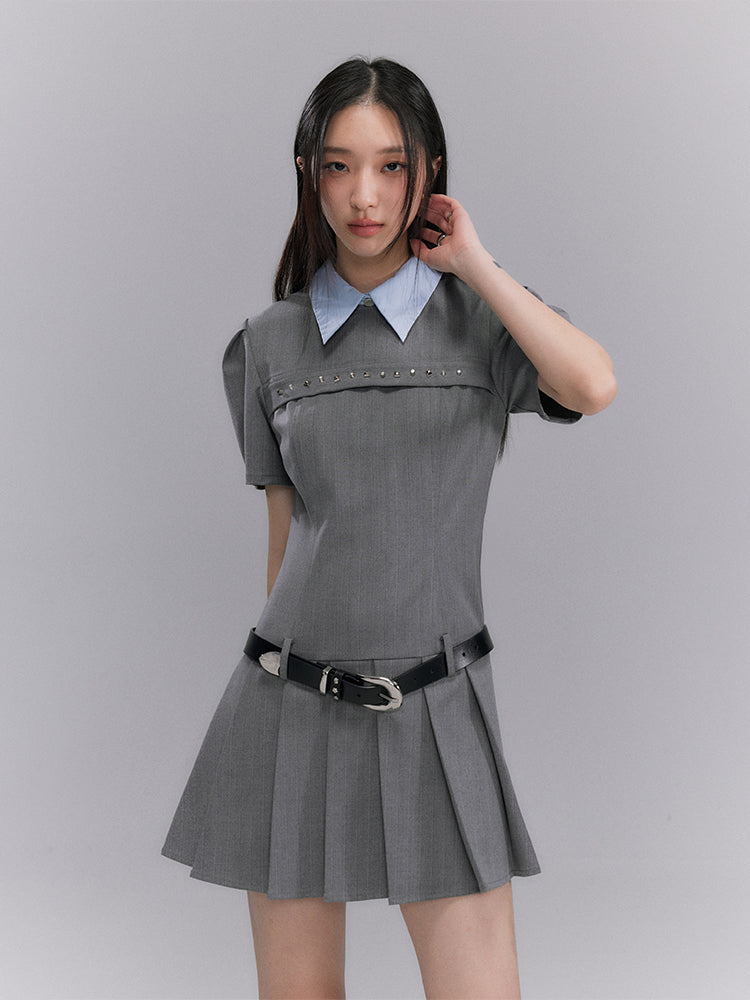 Pleated dress with collar