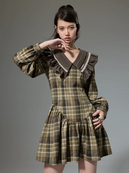 Long-sleeved plaid doll collar dress