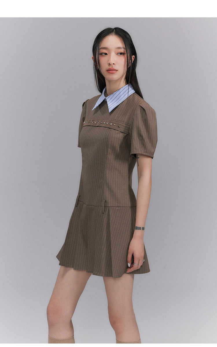Pleated dress with collar