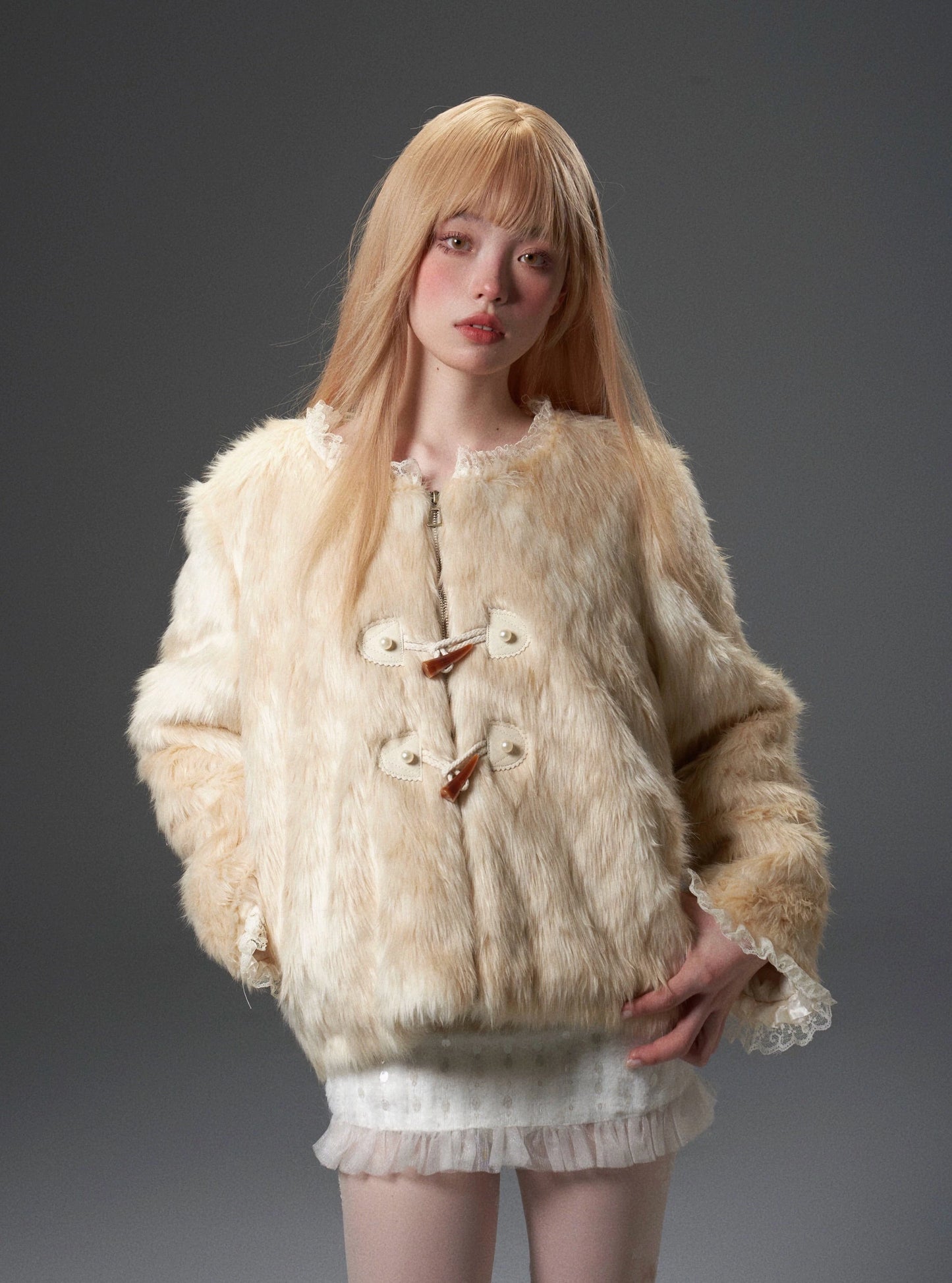 Horn-buckled turtleneck fur Coat
