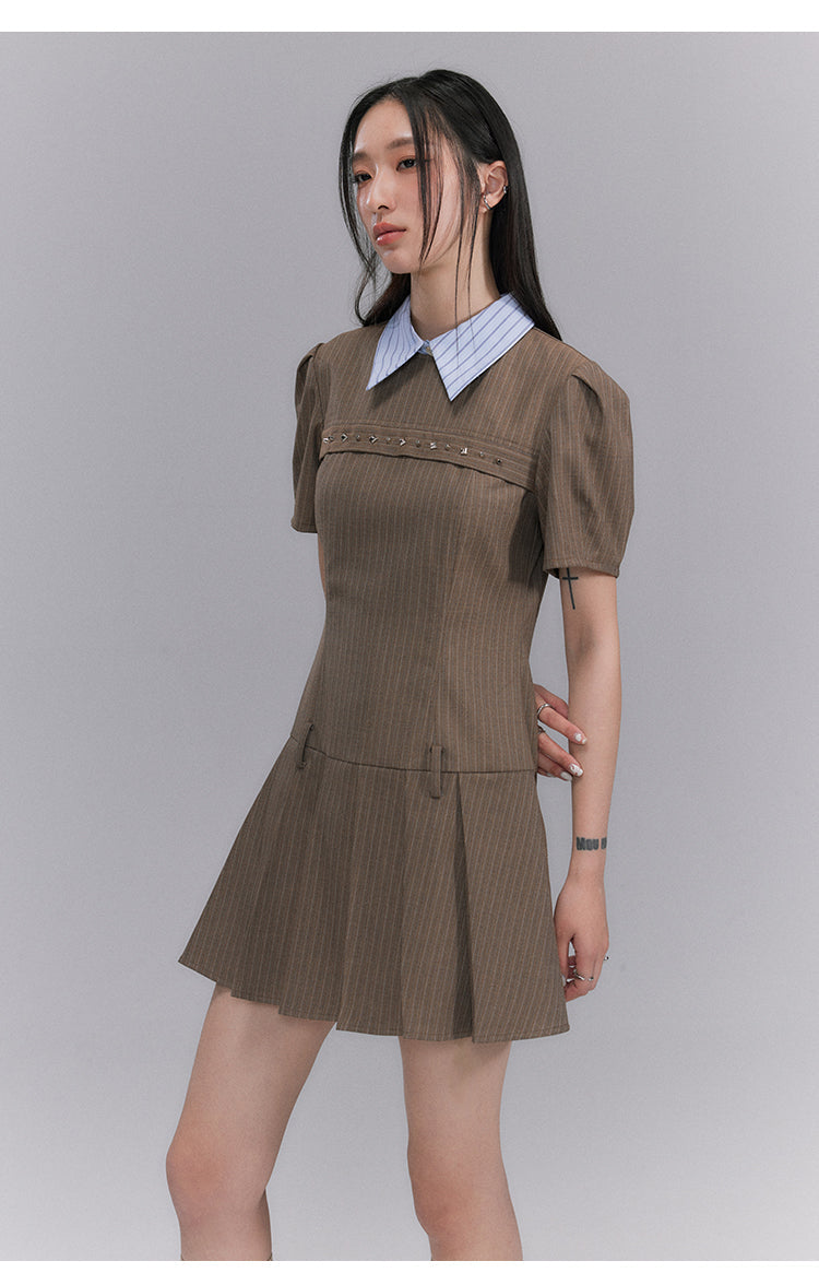 Pleated dress with collar