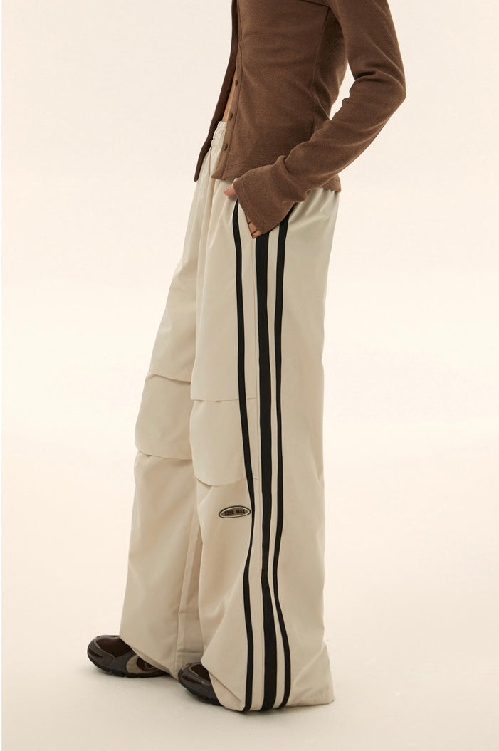 Sideline pleated pants