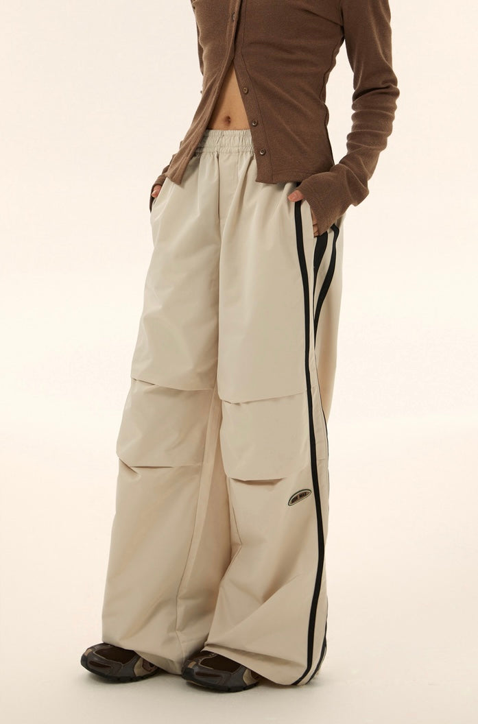 Sideline pleated pants